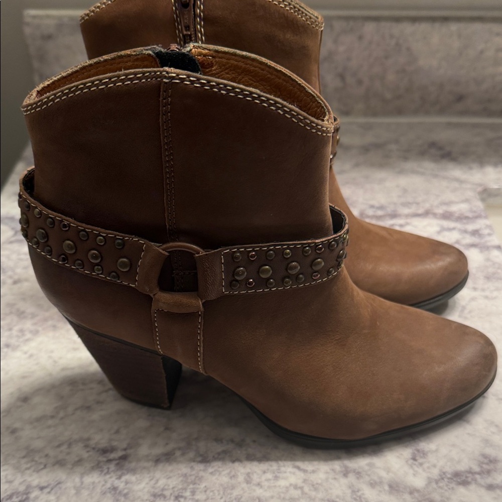 Sofft Women's Brown Studded Leather Ankle Boots size 7